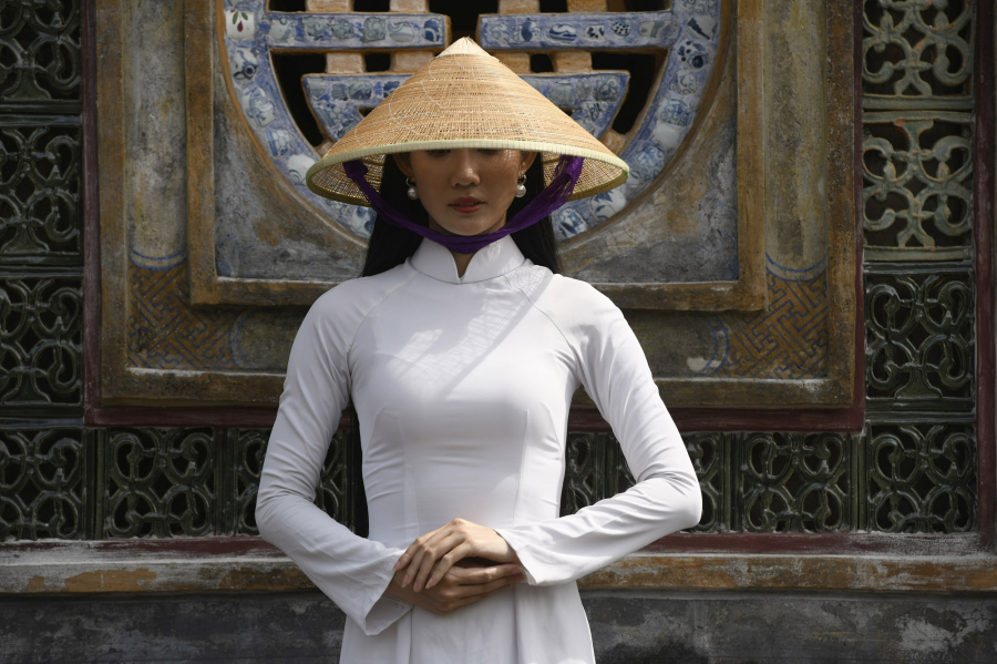 Website_OlafSchubert_Vietnam_Hue_Vietnamesin_im_AuDai_vor_Koenigsgrab